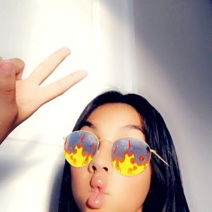 Meet your Posher, Cassandra